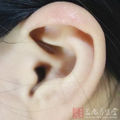 在对耳朵进行按摩的时候，首先对耳廓进行揉捏
