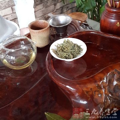 把第一泡的茶水倒入茶海中