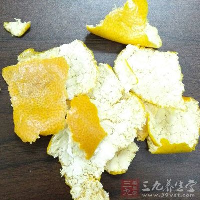 将橘皮剥下，切成细丝