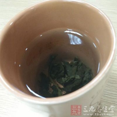 饮上一杯铁观音茶可以有效地抵御电视机显像管发出的有害射线