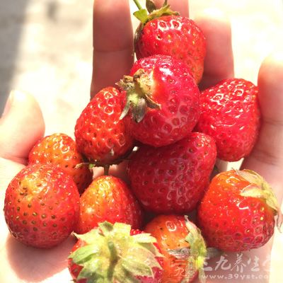 生活中的植物性食物，如草莓 