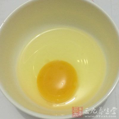 蛋清4个，鲜奶800毫升，砂糖60克，炼乳40毫升