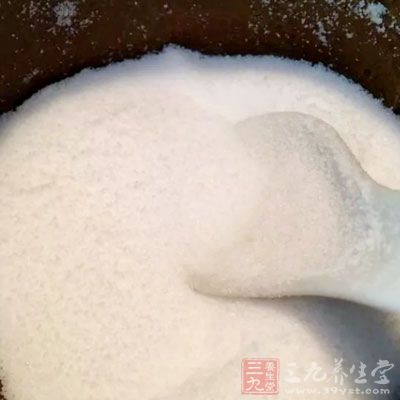 加入盐等调味料，淋几滴香油即可出锅