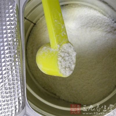 运动前后冲饮1、2勺乳清蛋白粉，简单便捷高效地补充优质蛋白