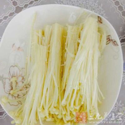 金针菇剪去根部，撕开洗净