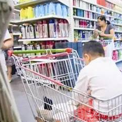 孩子独坐购物车上 孩子独坐购物车上