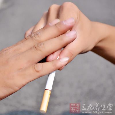 在香烟中含有致癌物质会对胃部产生刺激作用
