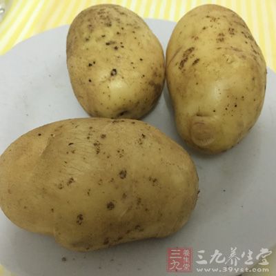用生土豆和生姜捣烂后敷在红肿的关节处 用生土豆和生姜捣烂后敷在红肿的关节处