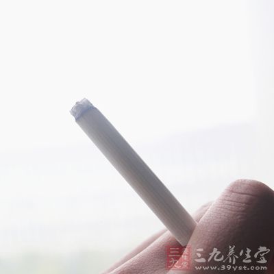 只要认识到吸烟的可怕后果，就可以引发其强烈的戒烟冲动