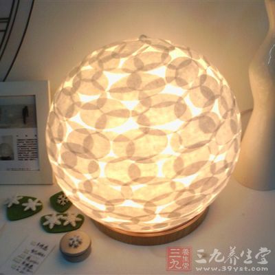 在台灯上加偏振片是一个很好的解决方法 在台灯上加偏振片是一个很好的解决方法