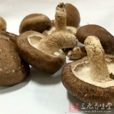 下入香菇丁中小火炒软呈收缩状