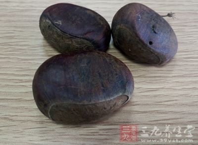 將栗子的內(nèi)果皮搗碎