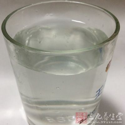 起锅加入清水4000ml，放入牛骨熬汤