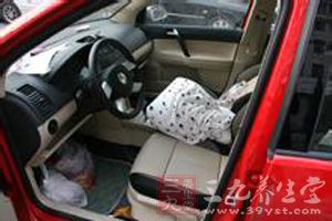 用汽车香水掩盖污染物的味道,无异于掩耳盗铃 用汽车香水掩盖污染物的味道,无异于掩耳盗铃