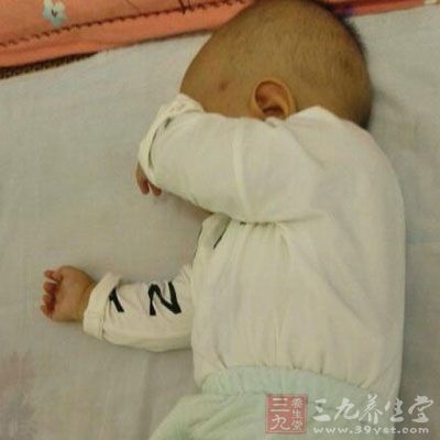 婴幼期为了方便，小孩经常穿开裆裤，此时轻易发生外阴的亚临床感染