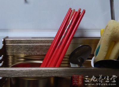 建议竹木筷子半年更换一次，或使用方便清洗的金属筷子