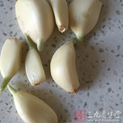 大蒜粒1茶匙(5g)，黑胡椒1茶匙(5g)，面粉50g