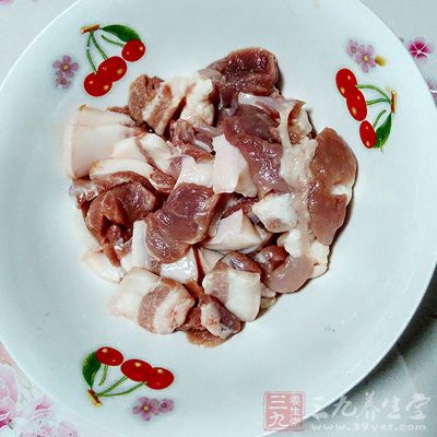 面粉250克，肉2两，香菜少许，白萝卜适量