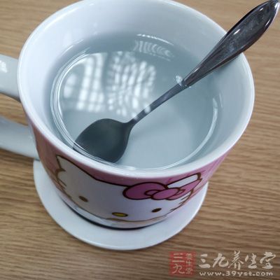 一个健康的成年人每天应喝6—8杯