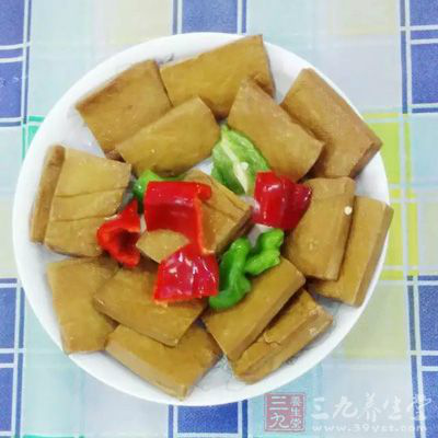 选择美味又低卡健康的食材,细嚼慢咽,仔细品尝食物的天然美味 选择美味又低卡健康的食材,细嚼慢咽,仔细品尝食物的天然美味