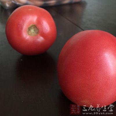 番茄是一種酸性很強(qiáng)的食物，它能刺激胃產(chǎn)生過(guò)多的胃酸