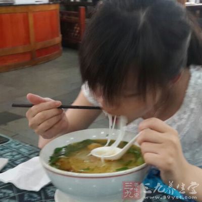 长期一个人吃饭。独自吃饭易产生焦虑情绪