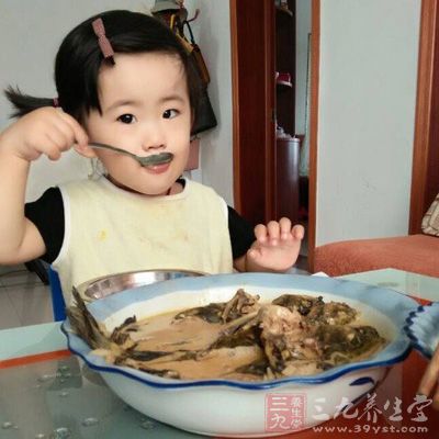 婴幼儿暴饮暴食，不仅使胃的消化能力难以承受