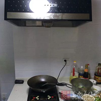 洗掉标签后再用干净的清水冲洗餐具 洗掉标签后再用干净的清水冲洗餐具