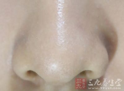 鼻翼肥大术的方法是通过雕刻整个鼻头
