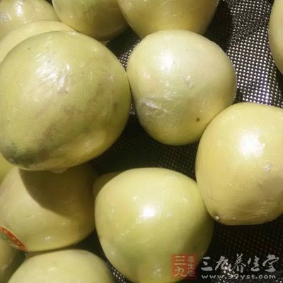 吃柚子能够有效的缓解皮肤干燥