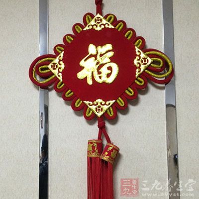 进入家里即能见到红色，比如屏风、沙发、吉祥物等