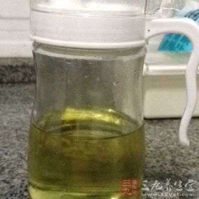 色拉油入锅油热后爆姜末出香味