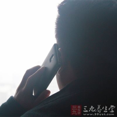 一会儿上电脑聊天室约网友，一会儿打开手机发短信，一会儿抓起电话到处发出热情邀请