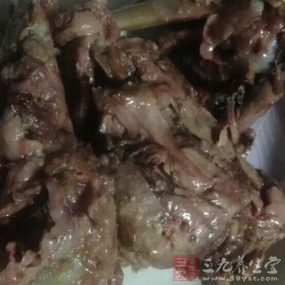 狗肉性熱，冬天吃了確能暖身