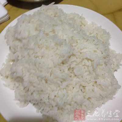 吃米饭也可帮助粪便成形，并提供维生素b