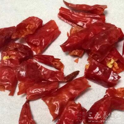 腊肉，猪血粑粑，干辣椒，青椒，鸡精，葱，姜，蒜