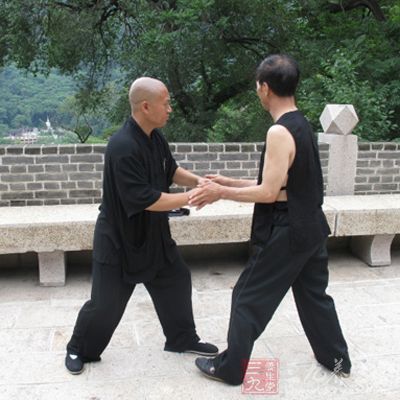 太极拳是以腰部为枢纽的一项缓慢运动 太极拳是以腰部为枢纽的一项缓慢运动