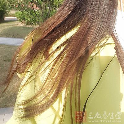 防止头屑出现的好方法是用去头屑的洗发水经常洗头