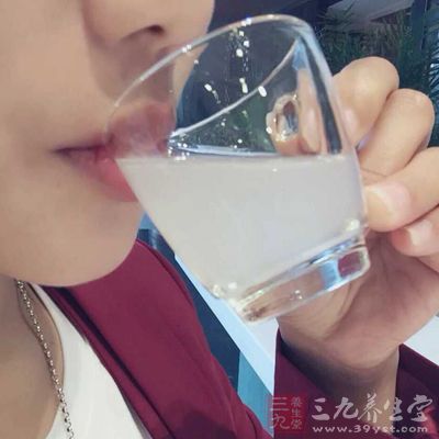 盐水和蜂蜜一定要结合起来喝 盐水和蜂蜜一定要结合起来喝