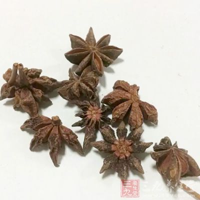 再下八角同炒，待姜片边缘焦黄卷起时下细姜末略炒