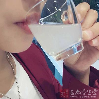 有人说喝水能改瑞士羊胎素善肌肤的干燥问题