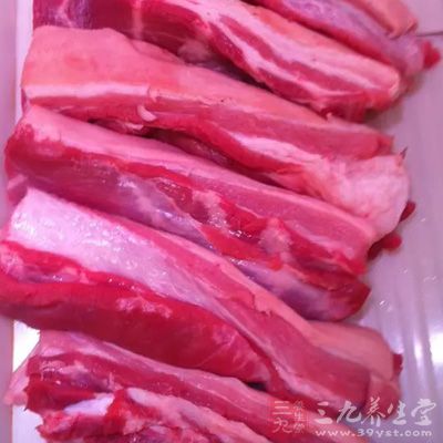 猪肉1块，韩国烤肉酱，姜，葱，酱油，盐，味精