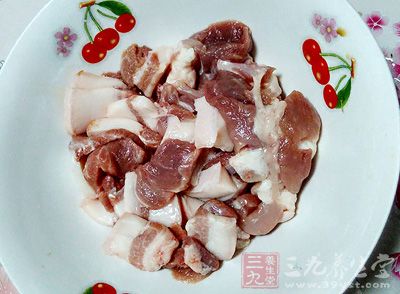 五花肉，蒜瓣，料酒，老抽，盐，糖，烧烤料，辣椒粉，孜然，花生油