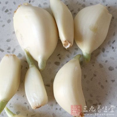 鱿鱼1斤，青椒适量，姜适量，蒜适量，生抽适量