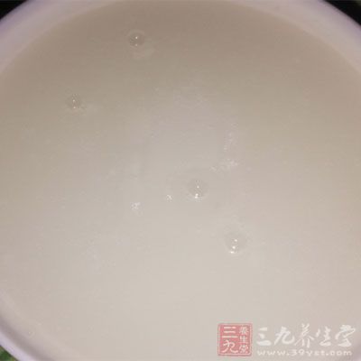 辅食添加顺序4-5个月鸡蛋黄稀粥