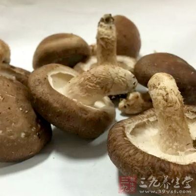 虾米15克，荸荠100克，干香菇50克