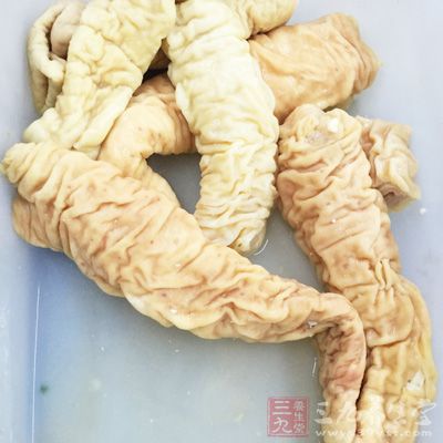 狗尾草50g，使君子40g，小腸300g，米酒1瓶，水3000㏄