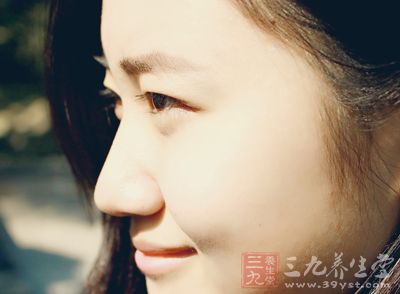 用双手拇指上下揉鼻50次 用双手拇指上下揉鼻50次