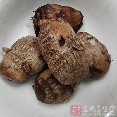 要忌吃发湿的食物，如芋头