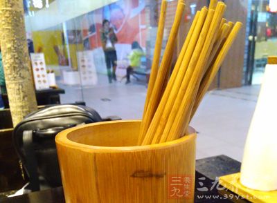 在摆放筷子的时候尤其要注意